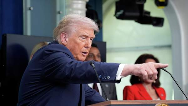 Read more about the article Трамп заявил, что только глупцы считают, что он поступает неверно в отношении Украины