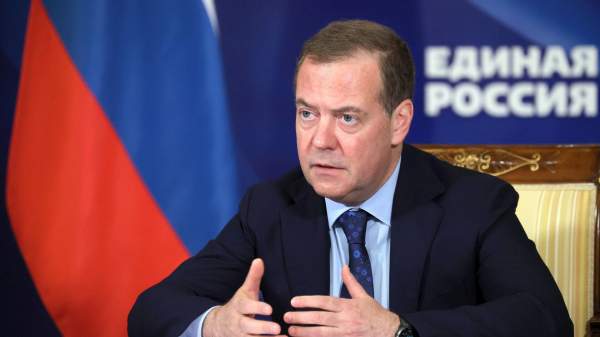 Read more about the article Медведев: накачка Украины новым оружием продолжится, несмотря на отказ Трампа