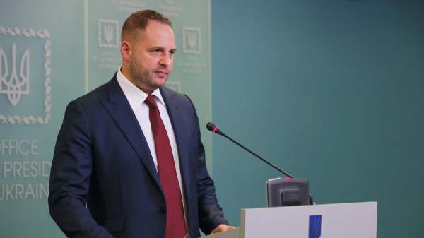 Read more about the article Telegraph: США просили Зеленского отстранить Ермака за незнание английского языка