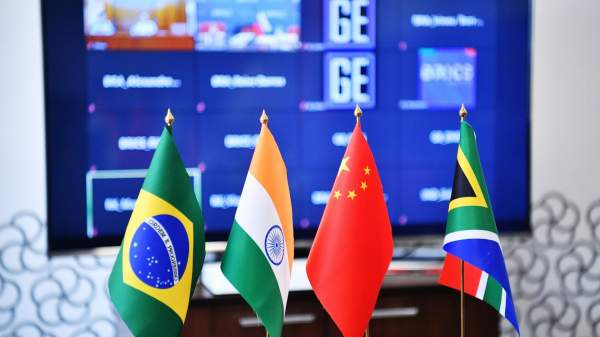 Read more about the article Лавров назвал создание независимых от Запада платформ для торговли задачей БРИКС