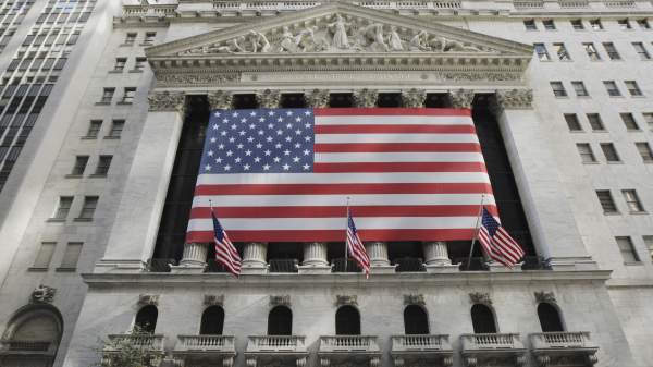 Read more about the article Фондовые индексы США снижаются после заявлений Трампа по импортным пошлинам