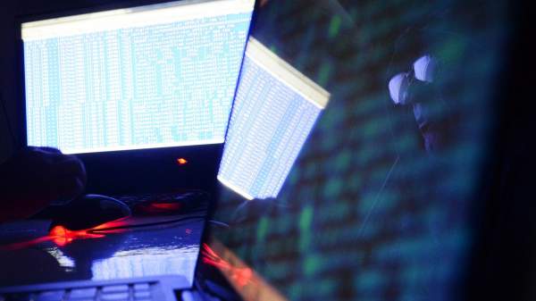 Read more about the article Reuters: связанные с Ираном хакеры взломали личную почту главы ФБР Пателя