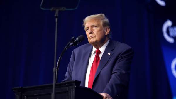 Read more about the article Трамп заявил, что пока предпочитает очным переговорам с Ираном контакты по телефону