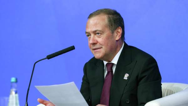 Read more about the article Медведев: Пашинян хочет пользоваться льготами ЕАЭС, пока Армению не позовут в Евросоюз