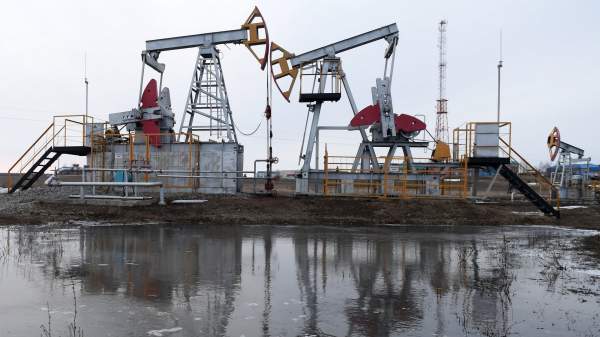 Read more about the article Bloomberg: Спутники фиксируют пятна у берегов Омана и Ирана на фоне перевозок через Ормуз